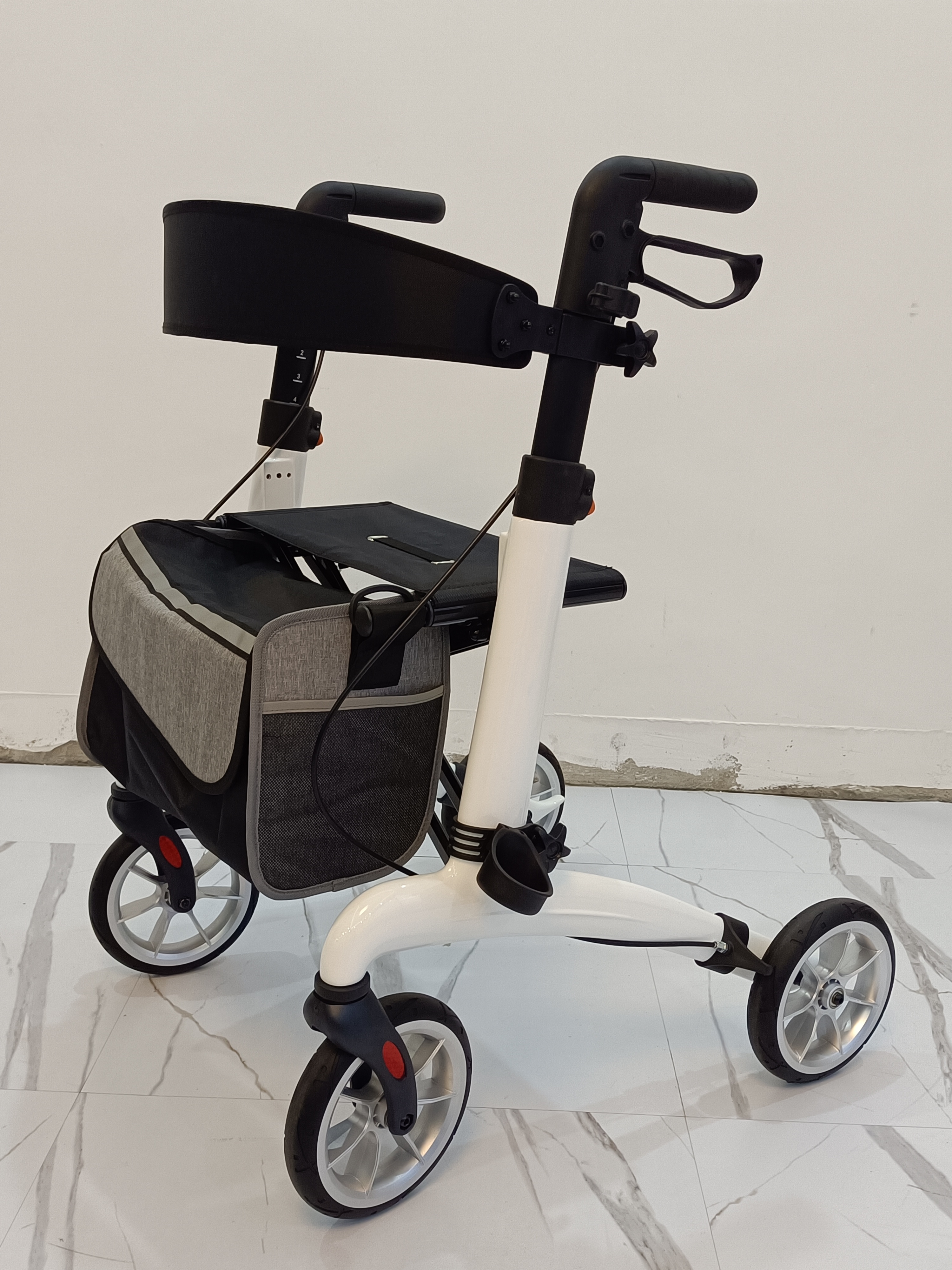 Lightweight and safe, TWA9705Lrollator walker helps you travel unimpeded